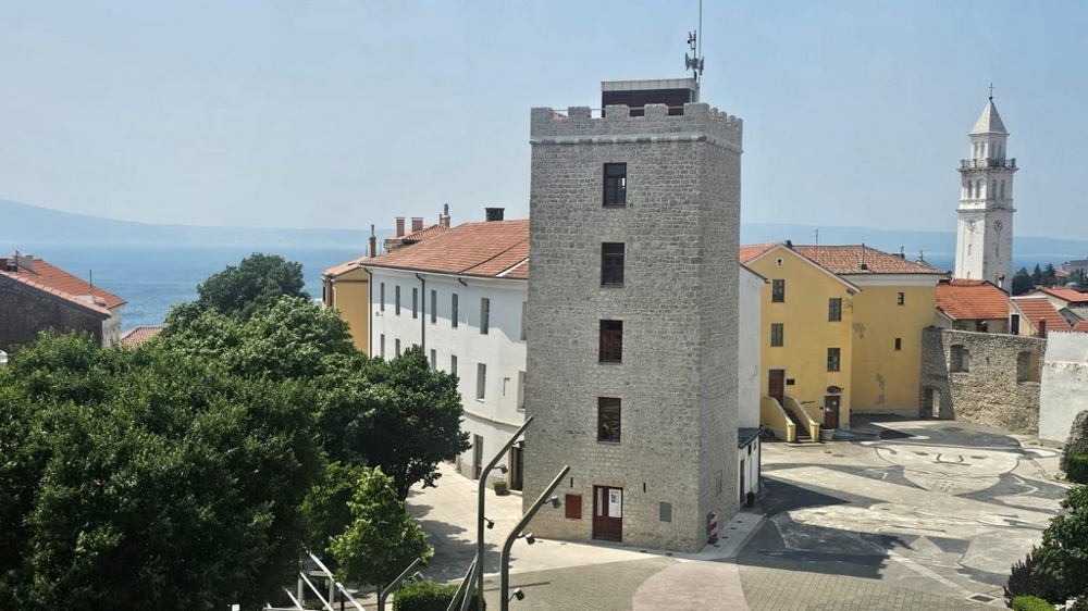 Historická městská věž s výhledem na moře