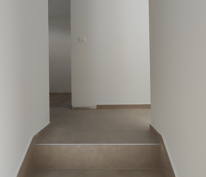 Schodiště s dlažbou a mezipodestou