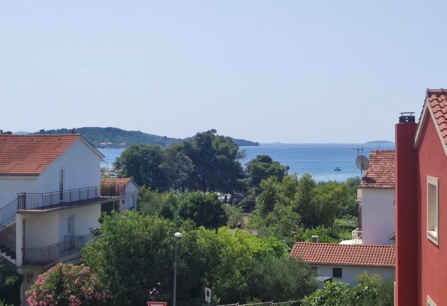 Výhled na moře z horního patra obytného domu.