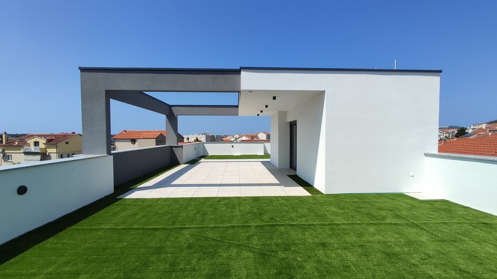Moderní střešní terasa nemovitosti S2 A3678 ve Vodicích, Chorvatsko.