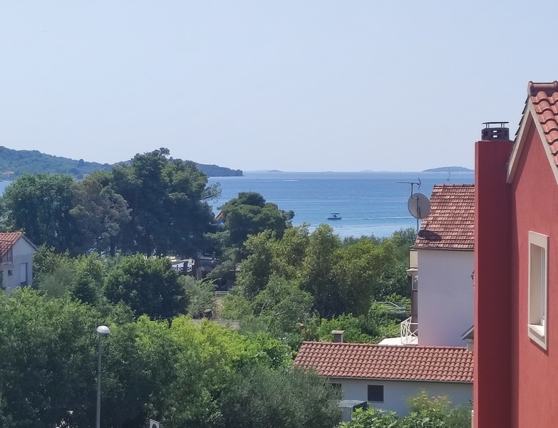 Výhled na moře ze střešní terasy nemovitosti A3678 v Dalmácii.