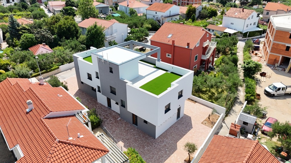 Letecký pohled na novostavbu v klidné vilové čtvrti