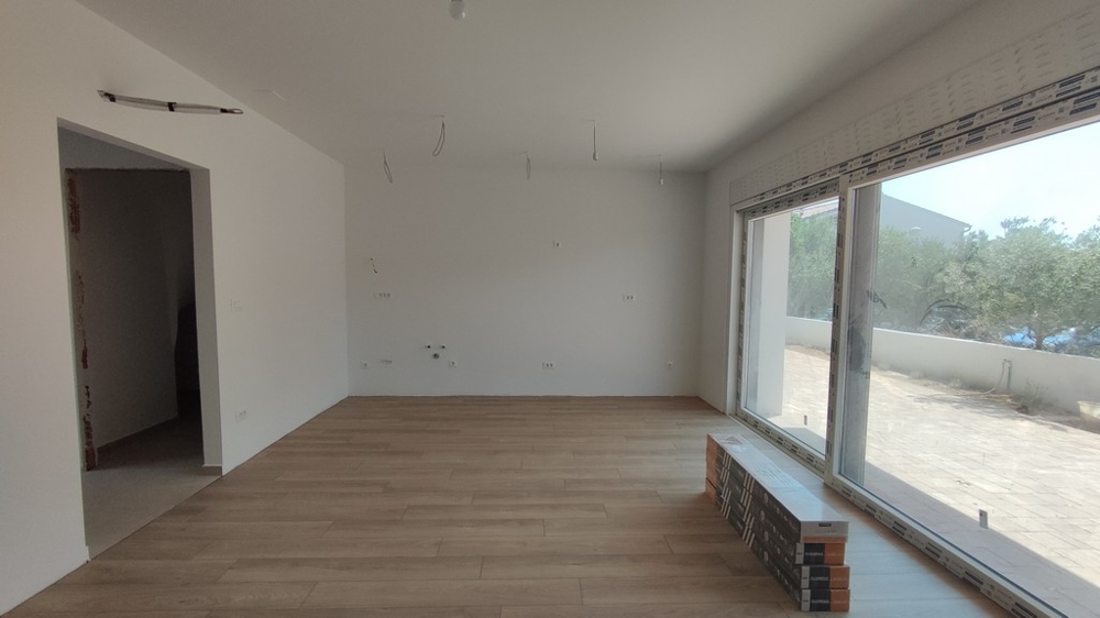 Stejný obývací prostor s velkým předním oknem