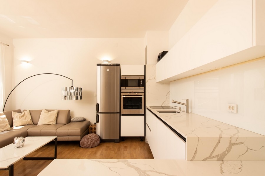 Moderní kuchyně s mramorovou deskou a spotřebiči