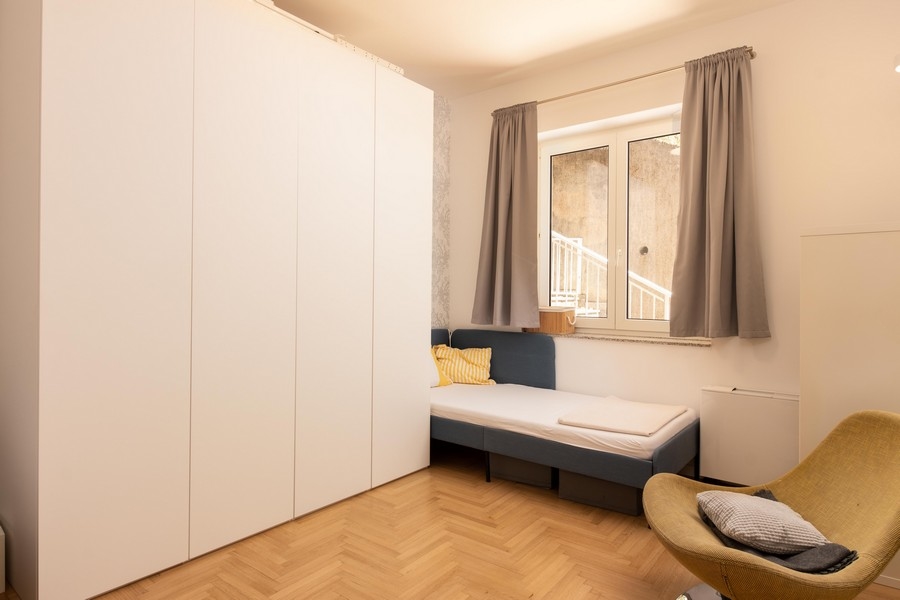 Ložnice s jednolůžkem a velkou šatní skříní