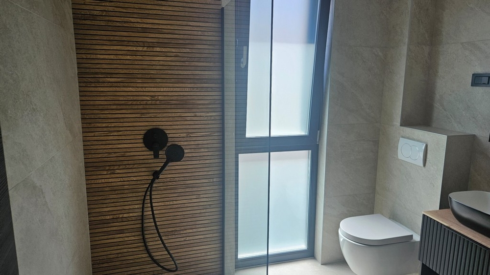 Koupelna s moderním sprchovým koutem