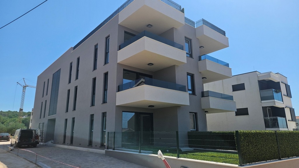 Nemovitost A3683 se nachází v této moderní nové budově.