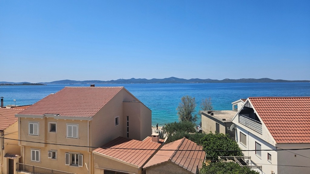 Pohled na moře a pobřežní ostrovní řetězec