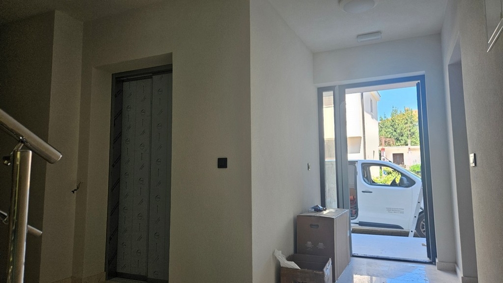 Vstupní prostor s výtahem v novostavbě