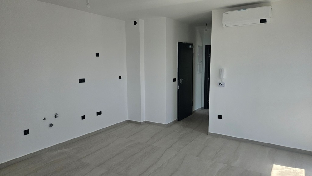 Vnitřní pohled s připravenou kuchyňskou spojovací stěnou