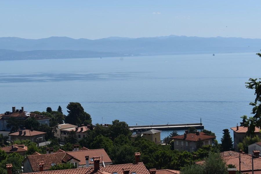 Panoramatický výhled na moře ze střech Lovranu