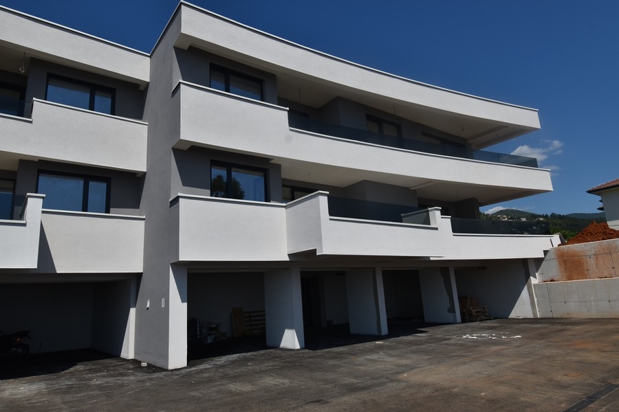 Vnější pohled na novou budovu s balkony