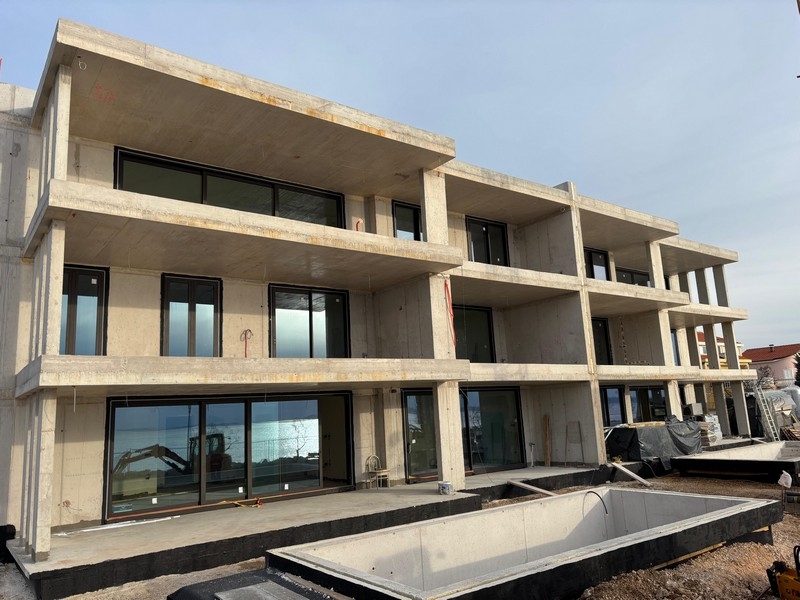 Skořepinová konstrukce s velkými čely oken a bazénem