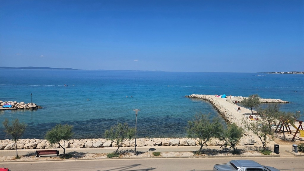 Výhled na moře a koupací plošinu v Zatonu