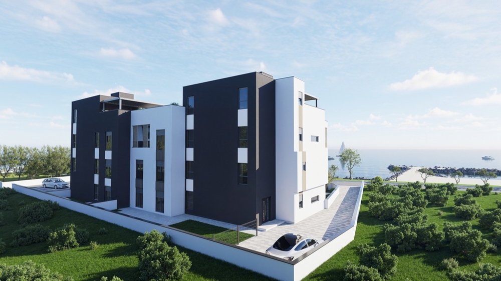 Zadní pohled na moderní novostavbu s parkovacími místy a výhledem na moře