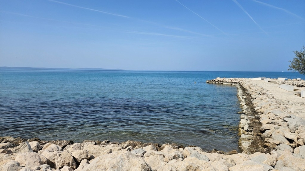 Výhled z terasy na moře a promenádu ​​v Zatonu