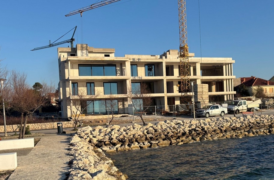 Novostavba moderní rezidenční budovy přímo na pobřeží Zatonu