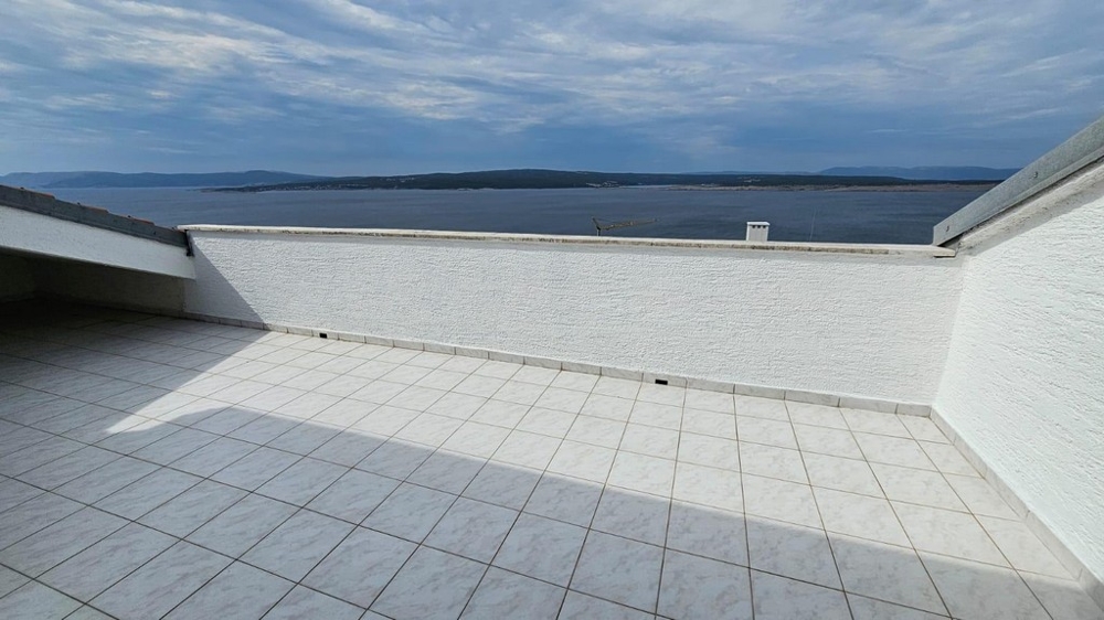 Střešní terasa bytu A3695, který se prodává v Dramalj u Crikvenice.