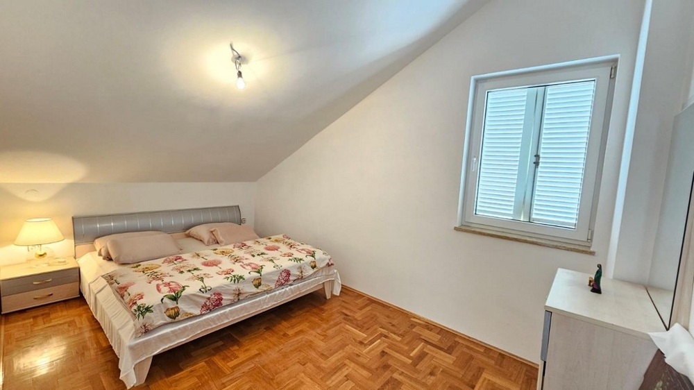 Světlá ložnice s manželskou postelí