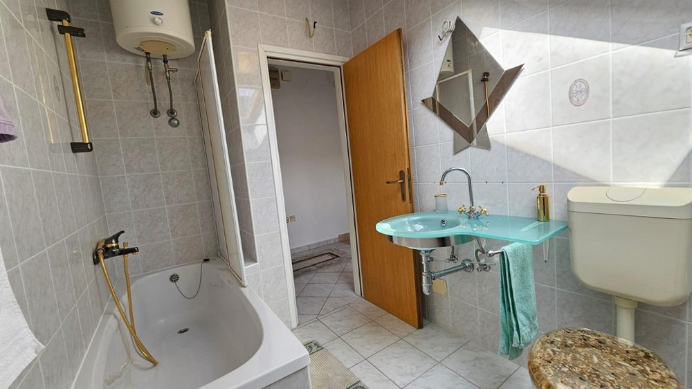 Koupelna s vanou a umyvadlem