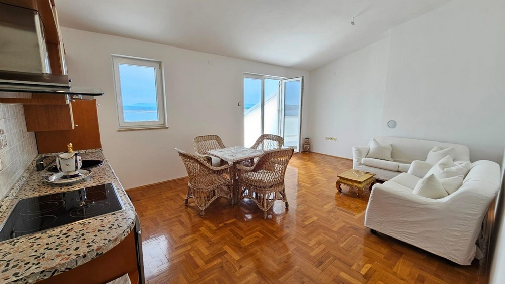 Obytná část s krásnými parketami v nemovitosti A3695.