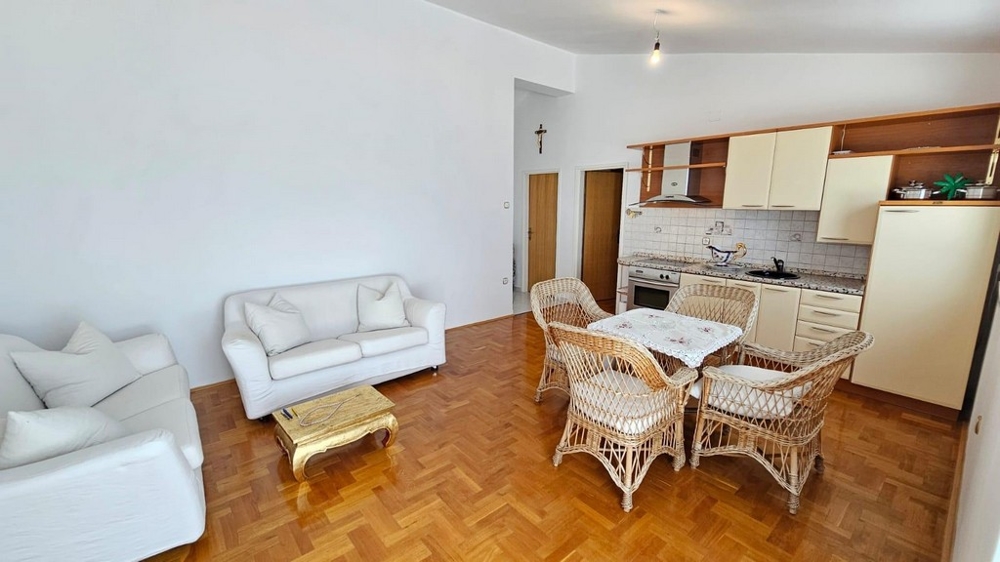 Obývací pokoj s otevřenou kuchyní a posezením