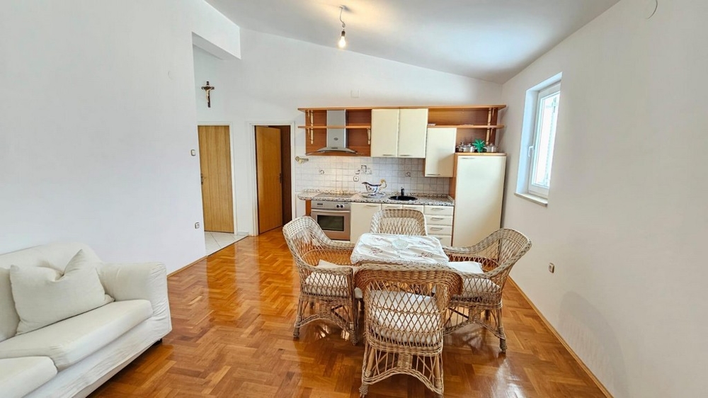 Kuchyň s jídelním stolem a dvěma pohovkami