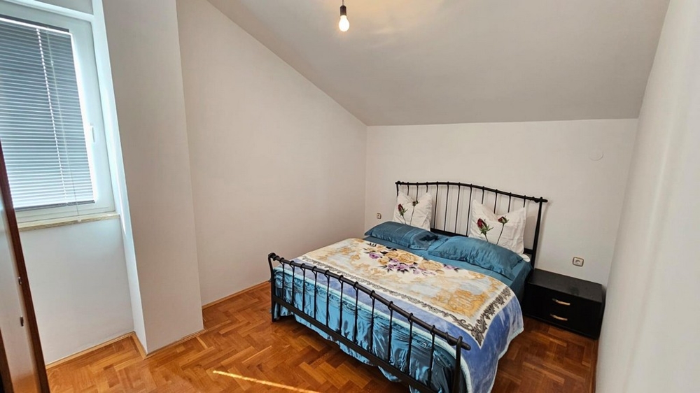 Ložnice s manželskou postelí a oknem