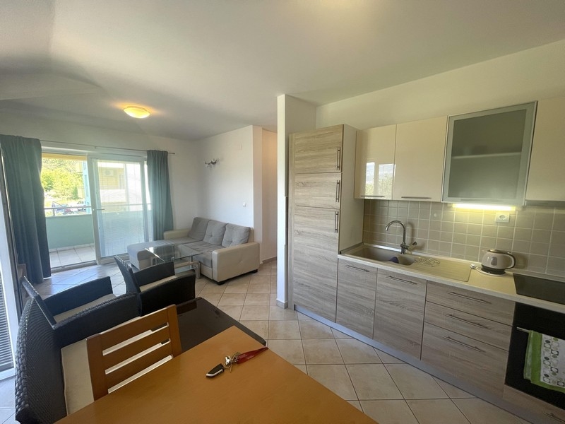 Kuchyň a výhled do obývacího pokoje nemovitosti A3696.