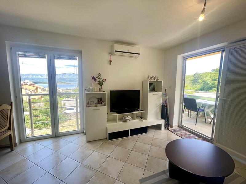 Obývací pokoj bytu A3697 v Soline na Krku.