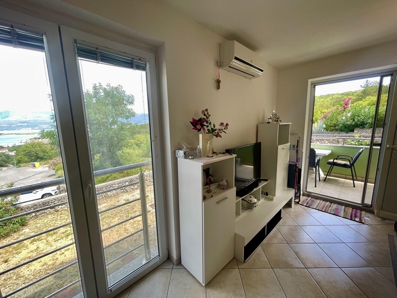 Zařízený obývací pokoj s výhledem na moře.