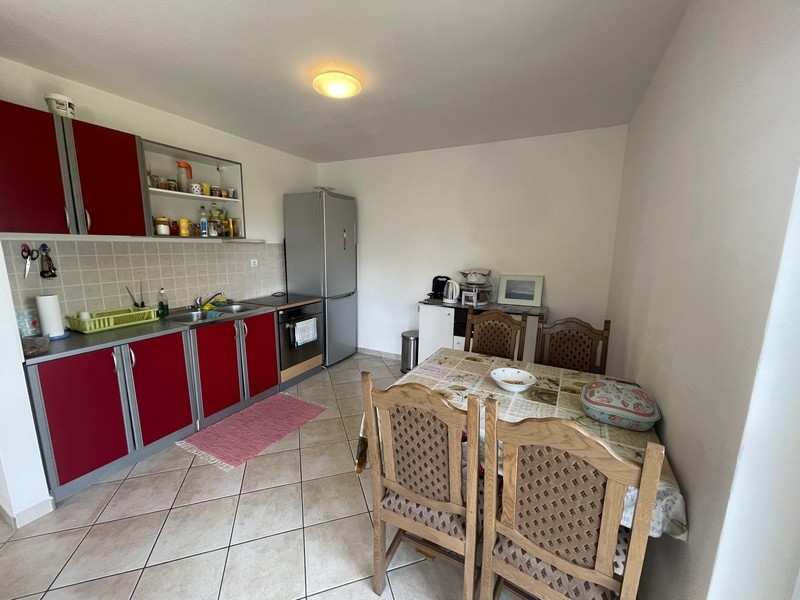 Kuchyně s jídelním stolem a červenými čely