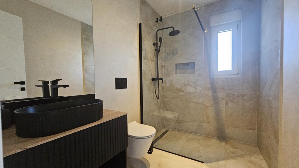 Koupelna se sprchovým koutem a oknem