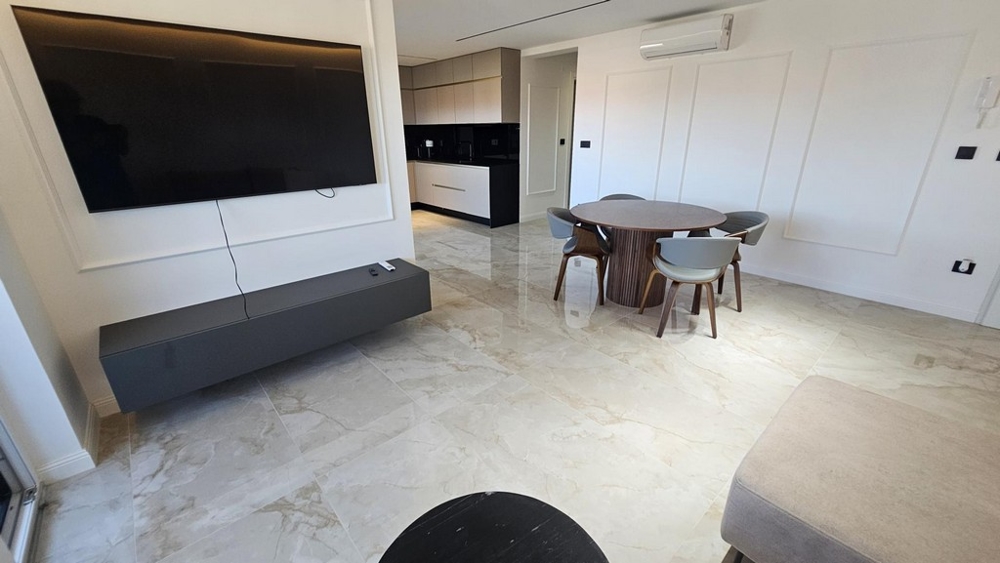 Moderní obývací pokoj s vysoce kvalitní keramickou dlažbou - nemovitost A3698 na ostrově Krk.