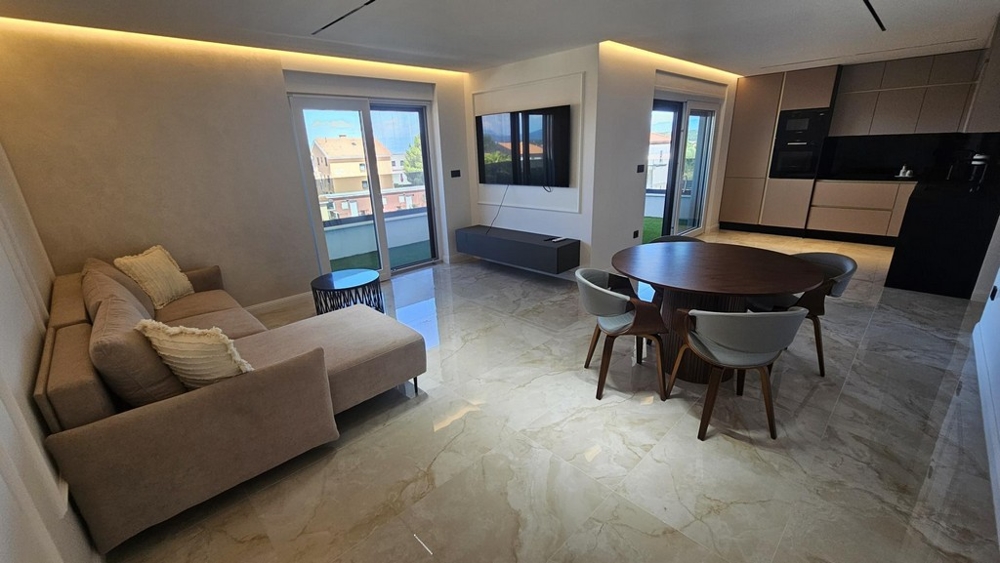 Obývací pokoj s pohovkou a terasou