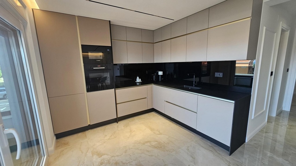 Moderní vybavená kuchyně v béžové - nemovitost A3698 Ostrov Krk.