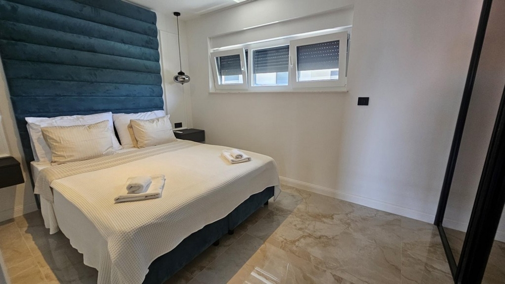 Ložnice s modrým čelem