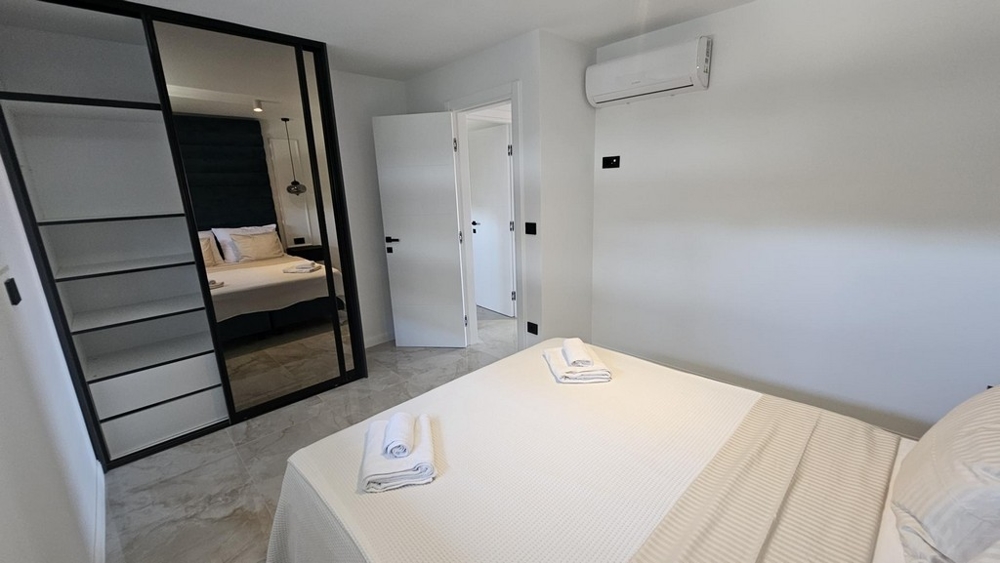 Ložnice se zrcadlovou skříňkou