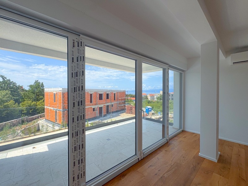 Horní patro s parketami a vstupem na balkon