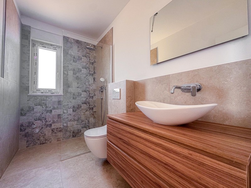 Moderní koupelna se sprchovým koutem