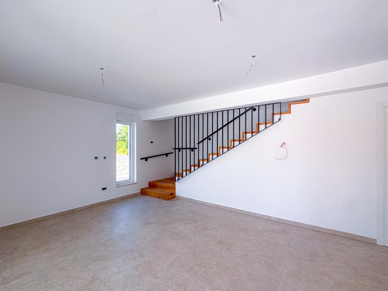 Obytná část s moderními schody do horního patra nemovitosti A3699.