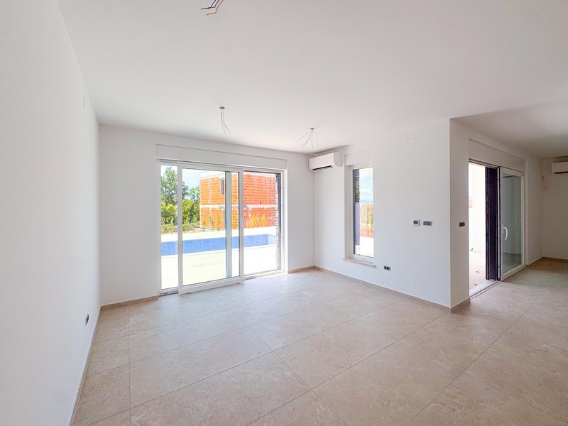 Obývací pokoj s připraveným kuchyňským koutem