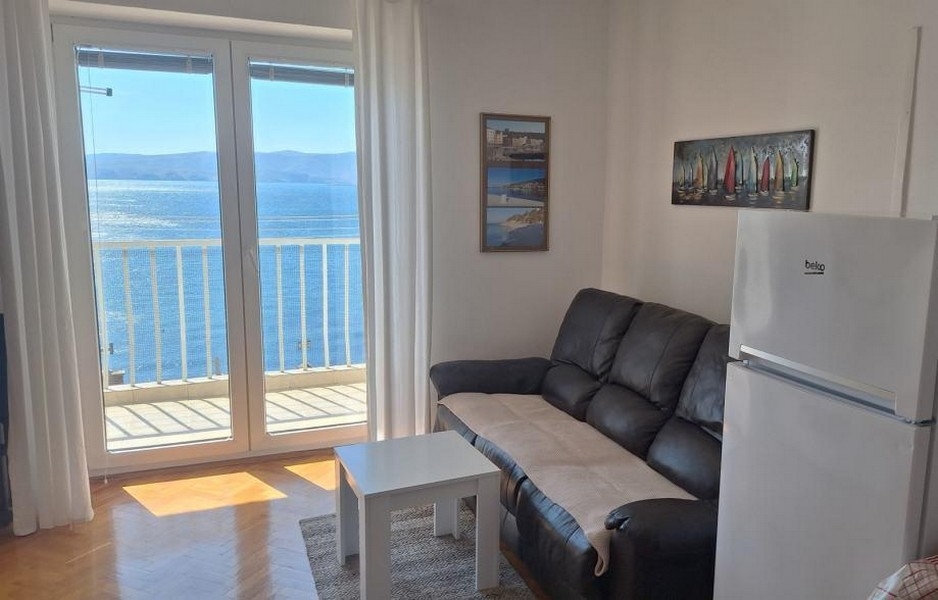 Obývací pokoj nemovitosti A3700 s panoramatickým výhledem na moře.