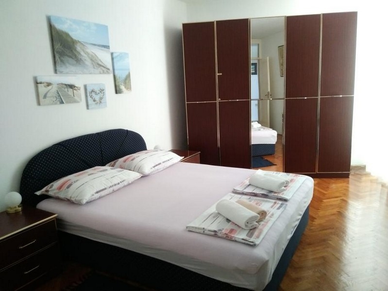 Ložnice s šatní skříní.