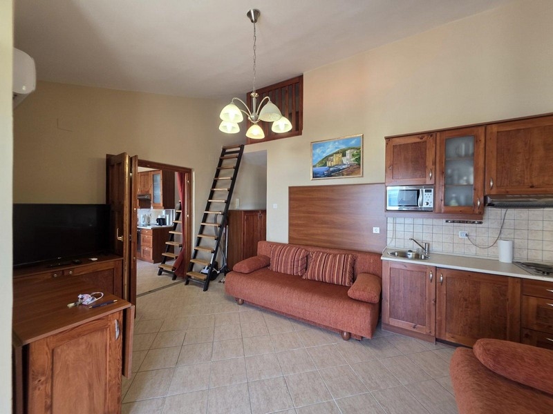 Pohled do obytné části s kuchyní a schodištěm na galerii nemovitosti A3701.