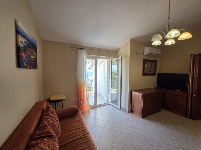 Obývací pokoj se vstupem na terasu