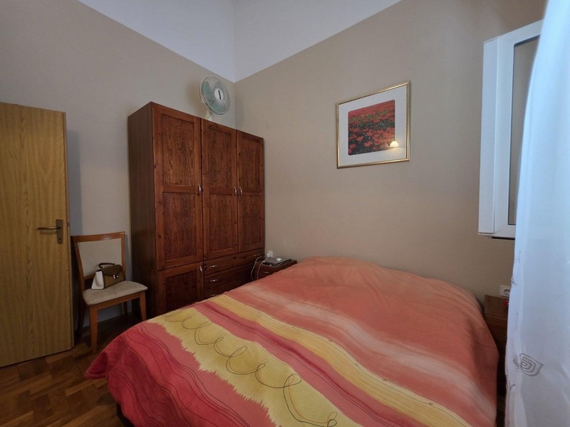 Ložnice s manželskou postelí a skříní