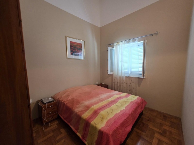 Ložnice s oknem a přirozeným světlem