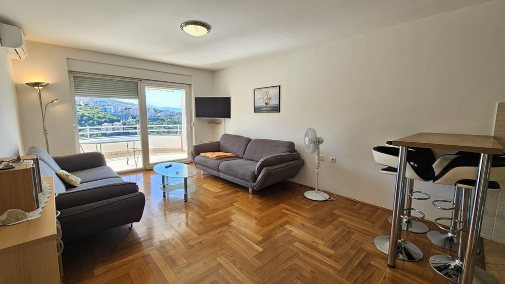 Světlý obývací pokoj se vstupem na terasu