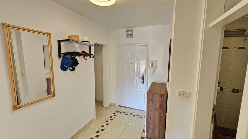 Vstupní prostor s dlažbou a zrcadlem